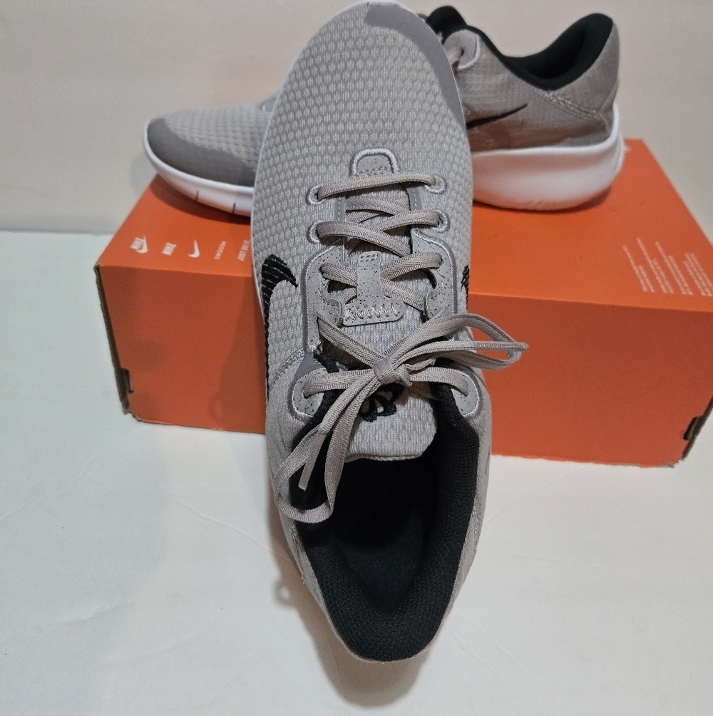 NIKE NEW Gray and Black Athletic Shoes. Size 9 - Picture 2 of 6